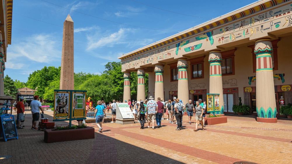 Memphis hotel near zoo - Memphis Zoo area with Egyptian-inspired decorations